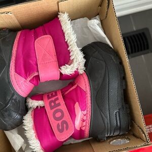 Sorel Size 7 Toddler Snow Commander Snowboots in Pink and Black
